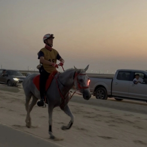 沙漠夜行119公里：中國(guó)少年何潤(rùn)庚用意志與尊嚴(yán)點(diǎn)亮亞青賽場(chǎng) ...